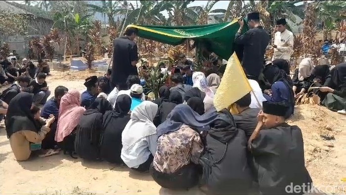 Proses Pemakaman Gilang Ihsan Zikri siswa SMK BLK yang tewas akibat terlibat tawuran antar pelajar.