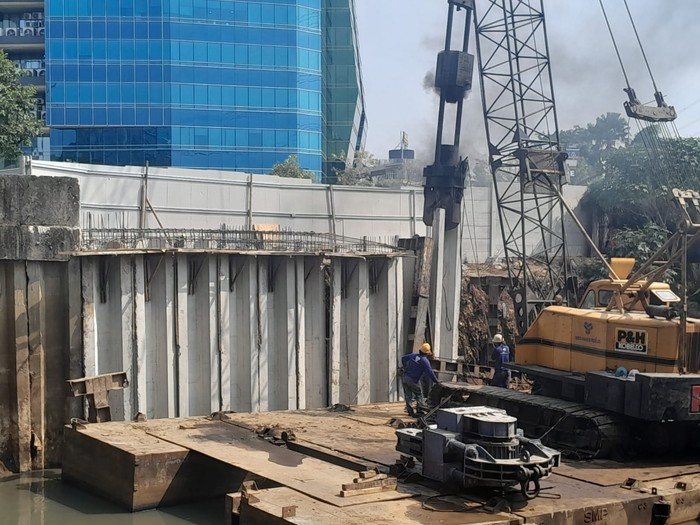 Pembangunan turap antibanjir di Kali Angke, Kembangan Utara, Jakarta Barat. (Dok Dinas SDA DKI)