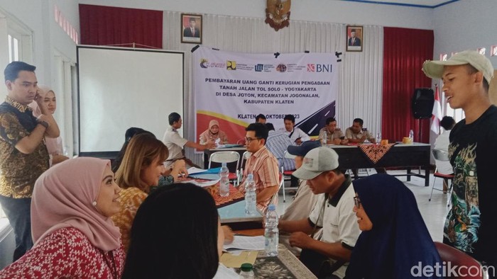 Pembayaran UGR proyek tol di Balai Desa Joton, Kecamatan Jogonalan, Klaten, Selasa (31/10/2023).