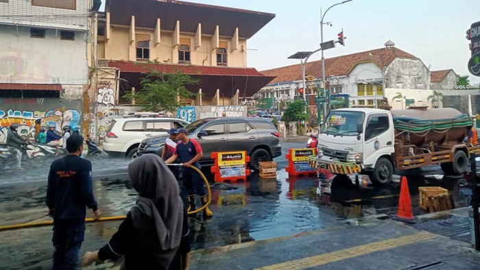 Pembersihan luapan minyak di dekat Tugu Jogja, Selasa (31/10/2023) sore.