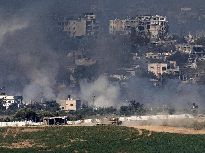 Tentara dan tank Israel telah merangsek masuk ke dalam wilayah Jalur Gaza. Tentara dan tank Israel melakukan serangan dari dua sisi Kota Gaza di bagian utara pada Senin (30/10) waktu setempat.
