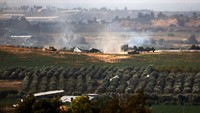 Tentara dan tank Israel melakukan serangan dari dua sisi Kota Gaza di bagian utara Jalur Gaza. Reuters/Amir Cohen.