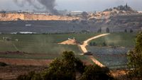 Penampakan Tank-tank Israel Merangsek Masuk Ke Wilayah Gaza - Foto 5