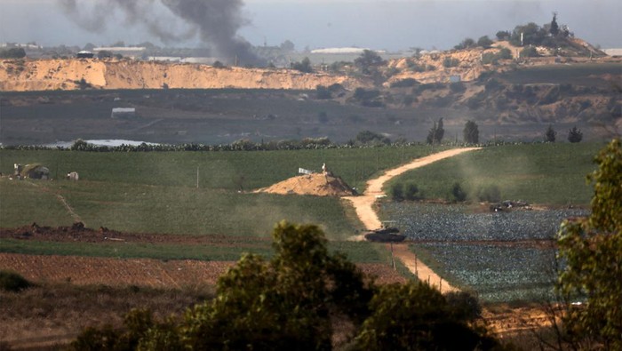 Tentara dan tank Israel telah merangsek masuk ke dalam wilayah Jalur Gaza. Tentara dan tank Israel melakukan serangan dari dua sisi Kota Gaza di bagian utara pada Senin (30/10) waktu setempat.