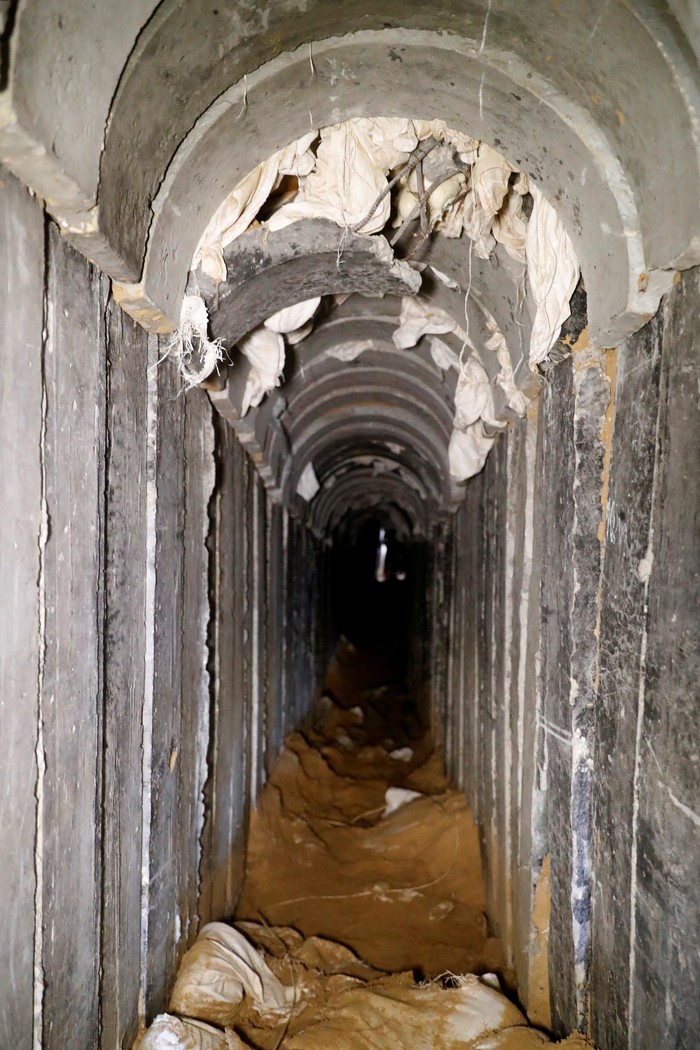 Penampakan Terowongan Hamas yang Membentang di Jalur Gaza FILE PHOTO: A general view shows the interiors of what the Israeli military say is a cross-border attack tunnel dug from Gaza to Israel, on the Israeli side of the Gaza Strip border near Kissufim January 18, 2018. REUTERS/Jack Guez/Pool/File Photo