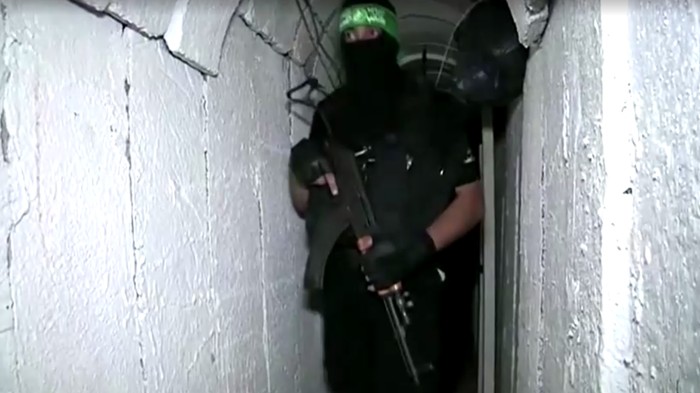 Sebuah terowongan labirin luas yang dibangun oleh kelompok militan Hamas membentang di jalur padat penduduk di Gaza. Terowongan itu menyembunyikan para pejuang, persenjataan roket, dan lebih dari 200 sandera.
