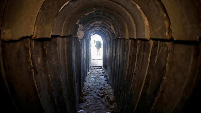 Penampakan Terowongan Hamas yang Membentang di Jalur Gaza FILE PHOTO: A general view shows the interiors of what the Israeli military say is a cross-border attack tunnel dug from Gaza to Israel, on the Israeli side of the Gaza Strip border near Kissufim January 18, 2018. REUTERS/Jack Guez/Pool/File Photo