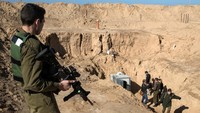 Dapat diasumsikan bahwa jaringan terowongan bertingkat yang luas sepanjang puluhan atau mungkin beberapa ratus kilometer tersebar di bawah jalur gaza. Sulit memetakannya secara akurat dari permukaan dengan teknologi yang ada. (REUTERS/Jack Guez)