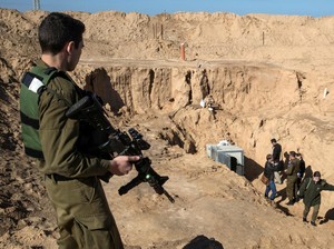 Detik-detik Tentara Israel Ledakkan Jalur Masuk Terowongan Hamas di Gaza