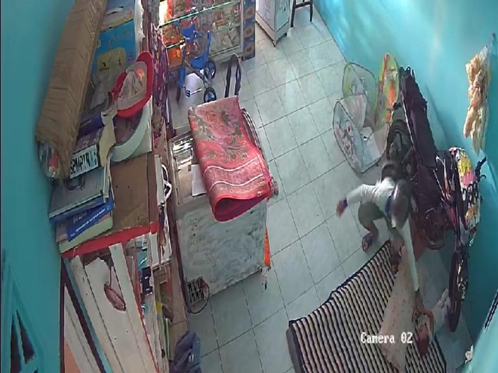 Pencuri rampas HP dari balita yang sedang rebahan sambil ngedot