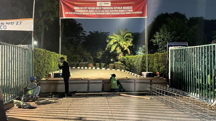 Pengecoran Pintu Akses Menuju Hotel Sultan