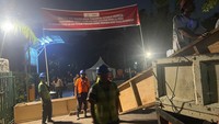 Pengecoran dilakukan dengan mendatangkan cetakan dari kayu dan papan serta tulangan besi yang sudah dirakit.