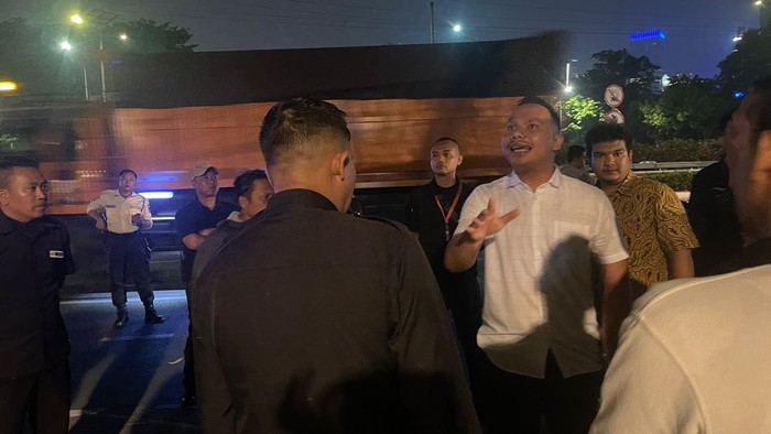 Pengecoran Pintu Akses Menuju Hotel Sultan