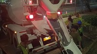 Setelah cetakan dipasang, mobil molen berisi campuran semen beton dikerahkan.