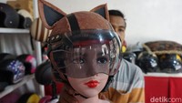 Rata-rata ia mampu menjual 30 helm anak dan 15 helm dewasa setiap harinya. Pemasarannya secara offline kepada para reseller di Mojokerto, Jombang, Semarang dan Balikpapan.