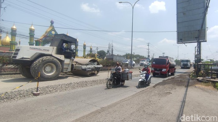 Perbaikan jalan jalur Pantura wilayah Genuk, Kota Semarang, Selasa (31/10/2023).