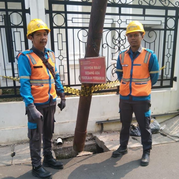 Perbaikan tiang listrik miring oleh PLN di dekat SMP N 223, Pasar Rebo, Jaktim, 31 Oktober 2023. (Dok. Istimewa)