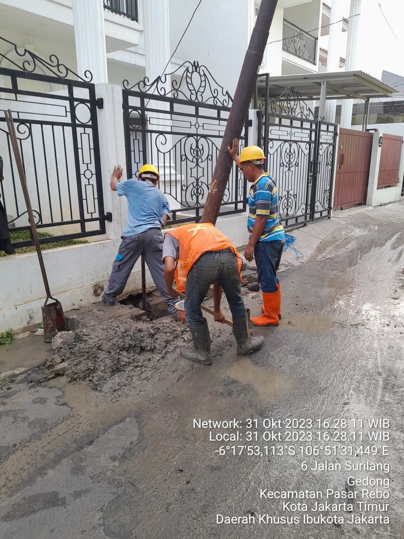 Perbaikan tiang listrik miring oleh PLN di dekat SMP N 223, Pasar Rebo, Jaktim, 31 Oktober 2023. (Dok. Istimewa)