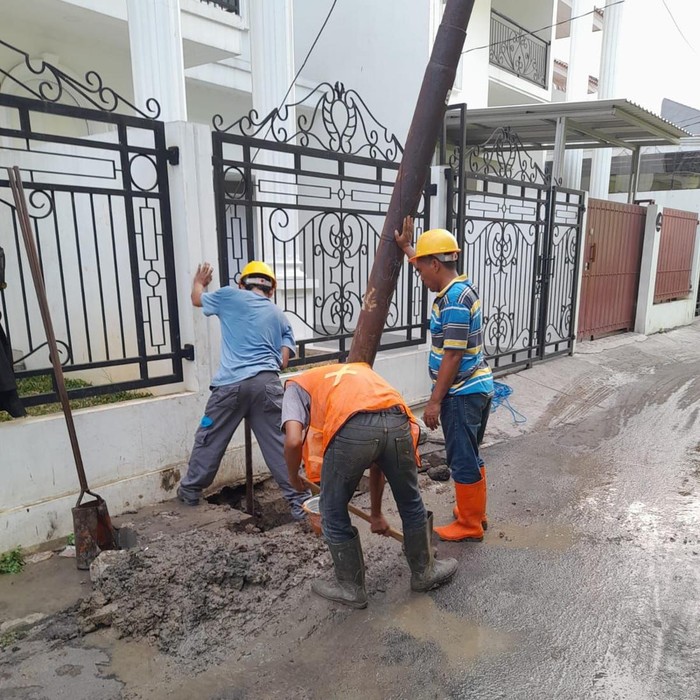 Perbaikan tiang listrik miring oleh PLN di dekat SMP N 223, Pasar Rebo, Jaktim, 31 Oktober 2023. (Dok. Istimewa)