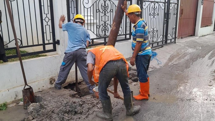Perbaikan tiang listrik miring oleh PLN di dekat SMP N 223, Pasar Rebo, Jaktim, 31 Oktober 2023. (Dok. Istimewa)
