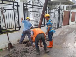 PLN Perbaiki Tiang Listrik Dekat SMP di Pasar Rebo Jaktim