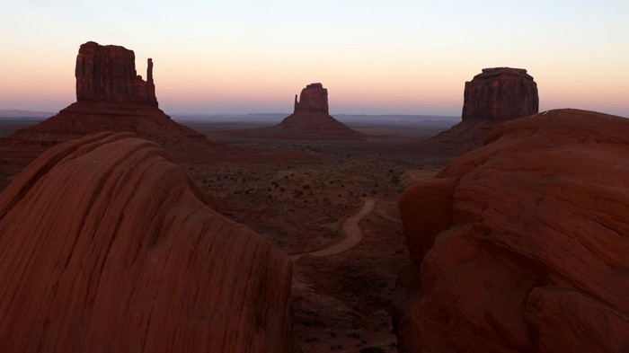 Pesona Monument Valley, Taman Suku Navajo di Arizona The sun sets on Monument Valley in the Navajo Nation, Arizona, U.S., October 21, 2023. REUTERS/Jim Urquhart