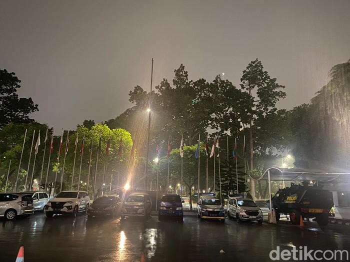 Petang ini hujan mengguyur Jakarta dan sekitarnya. Hujan turun cukup deras di sejumlah wilayah ibu kota. (Brigitta B/detikcom)