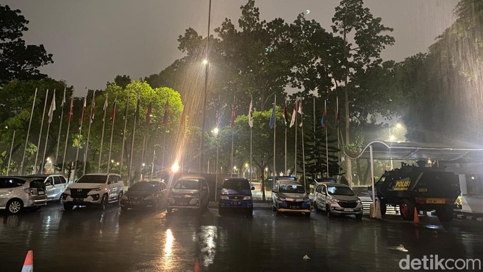 Petang ini hujan mengguyur Jakarta dan sekitarnya. Hujan turun cukup deras di sejumlah wilayah ibu kota. (Brigitta B/detikcom)