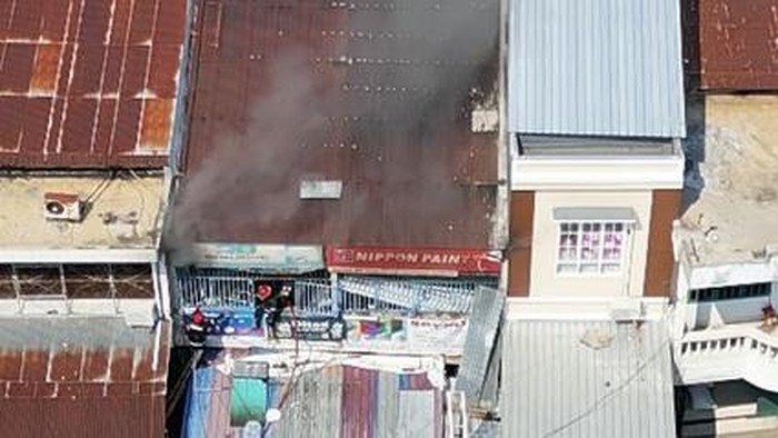 Petugas Damkar Palopo padamkan kebakaran di toko bahan bangunan. Dokumen Istimewa