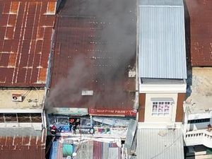 Damkar Palopo Padamkan Kebakaran Toko Bahan Bangunan Pakai Semprotan Busa