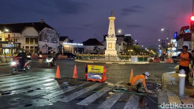 Petugas saat memperbaiki gorong-gorong di sekitar Tugu Pal Putih, tepatnya Jalan A.M Sangaji yang mengeluarkan minyak, Selasa (31/10/2023).