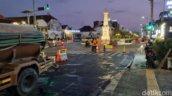 Petugas saat memperbaiki gorong-gorong di sekitar Tugu Pal Putih, tepatnya Jalan A.M Sangaji yang mengeluarkan minyak, Selasa (31/10/2023).