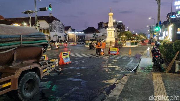 Petugas saat memperbaiki gorong-gorong di sekitar Tugu Pal Putih, tepatnya Jalan A.M Sangaji yang mengeluarkan minyak, Selasa (31/10/2023).