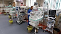 Seorang pekerja medis membantu bayi prematur Palestina yang terbaring di inkubator di bangsal bersalin Rumah Sakit Shifa dalam foto yang diambil pada 22 Oktober 2023. Menurut pejabat kesehatan, rumah sakit akan ditutup karena kehabisan bahan bakar dan listrik, seiring konflik antara Israel dan kelompok Islam Palestina, Hamas berlanjut, di Kota Gaza.