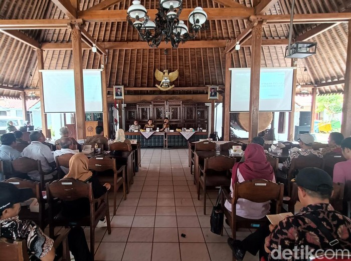 Pj Bupati Banyumas, Hanung Cahyo Saputro mengumpulkan pengelola pariwisata di pendopo Wakil Bupati Banyumas, Selasa (31/10/2023). Berkaitan dengan kasus pecahnya jembatan kaca The Geong Banyumas yang menewaskan seorang wisatawan.