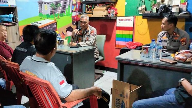 Polda Metro Jaya terus mengajak masyarakat menjaga situasi keamanan dan ketertiban di Jakarta dengan mengaktifkan lagi pos keamanan keliling (poskamling). (dok Ist)