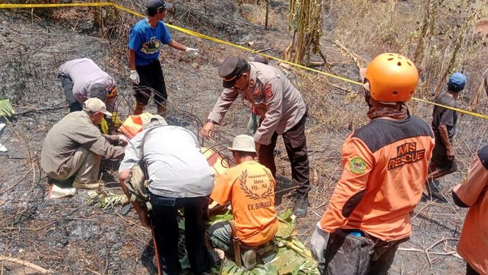 Polisi evakuasi jasad korban kebakaran di lahan kosong Sumedang.