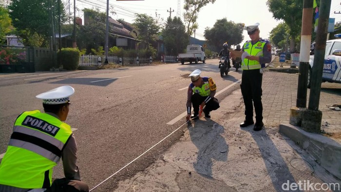 Polisi melakukan olah TKP di lokasi kecelakaan di Bulusulur, Wonogiri, Selasa (31/10/2023).