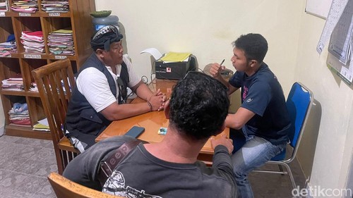 Polisi memeriksa pecalang yang diduga menganiaya mahasiswa di Nusa Penida, Klungkung.