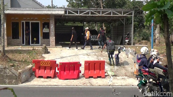 Polisi saat mendatangi TKP pembunuhan Tuti-Amel di Subang