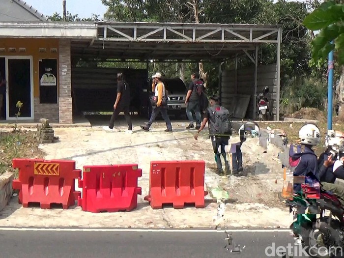 Polisi saat mendatangi TKP pembunuhan Tuti-Amel di Subang