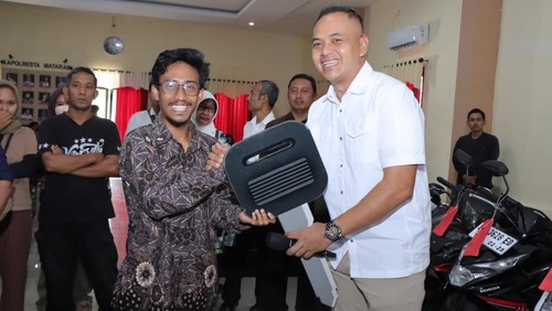Habibi, korban pencurian motor, semringah saat motor miliknya dikembalikan polisi di Polresta Mataram, Selasa (31/10/2023).