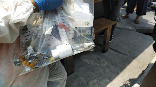 Polri bawa sejumlah barang dari lokasi membusuknya pria dan balita di Koja, Jakarta Utara.