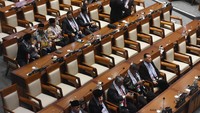 Pengenaan syal oleh anggota DPR itu sebagai bentuk solidaritas dan dukungan kepada Palestina yang tengah menghadapi serangan Israel yang telah mengakibatkan ribuan korban meninggal.   