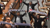 Mereka dengan bangga memperlihatkan syal Palestina yang dikenakan kepada wartawan.  