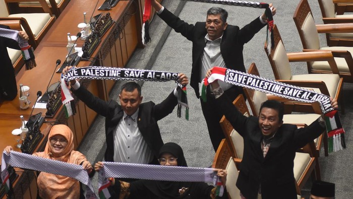 Potret Anggota DPR Pakai Syal Palestina Saat Rapat Paripurna Sejumlah anggota DPR mengenakan syal Palestina saat mengikuti Rapat Paripurna Pembukaan Masa Persidangan II Tahun Sidang 2023-2024 di Gedung Nusantara II, Komplek Parlemen, Senayan, Jakarta, Selasa (31/10/2023). Pengenaan syal oleh anggota DPR itu sebagai bentuk solidaritas dan dukungan kepada Palestina yang tengah menghadapi serangan Israel yang telah mengakibatkan ribuan korban meninggal. ANTARA FOTO/Indrianto Eko Suwarso/tom.