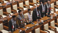 Sejumlah anggota DPR mengenakan syal Palestina saat mengikuti Rapat Paripurna Pembukaan Masa Persidangan II Tahun Sidang 2023-2024 di Gedung Nusantara II, Komplek Parlemen, Senayan, Jakarta, Selasa (31/10/2023).   