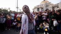 Zombie dari segala usia berkisar dari pemakan daging tradisional dengan pakaian robek hingga zombi beruang memenuhi jalanan di Meksiko.  