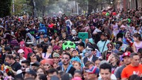 Ribuan orang berkumpul di pusat kota Mexico City untuk menyaksikan Zombie Walk tahunan pada 21 Oktober 2023.  