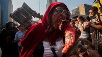 Pada awalnya, parade horor ini dibentuk di Sacramento, California pada tahun 2001. Semenjak itu, Parade Zombie Walk menyebar ke kota-kota besar di Amerika, Eropa hingga Asia.  